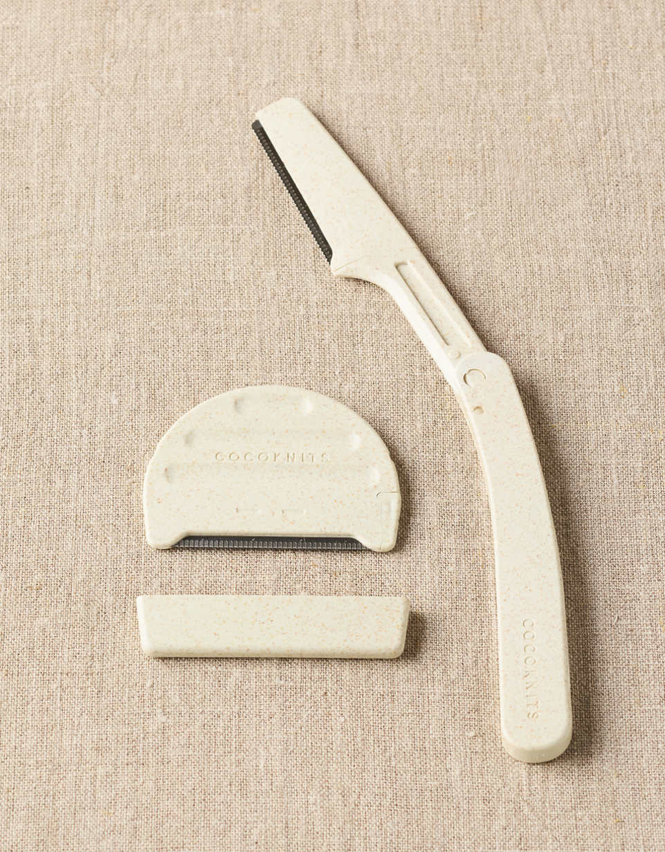 CocoKnits Fuzz Off Comb II with blade, side view