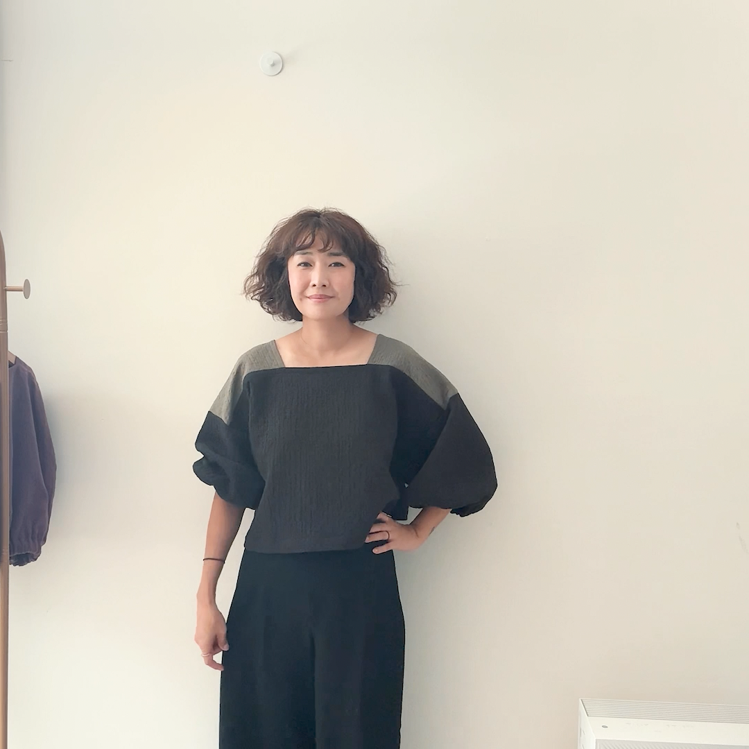 Sewing Therapy Rectangle Top PDF sewing pattern, model in a navy top, side