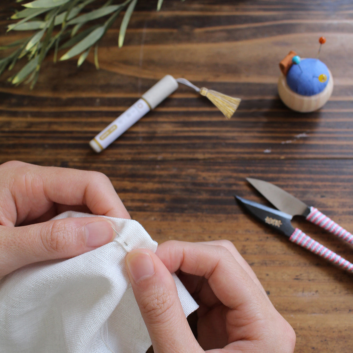 Cohana Meboso needle set, stitching cream fabric