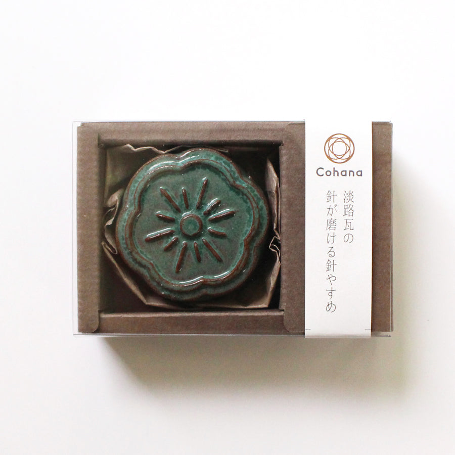Cohana Awaji Kawara magnetic needle rest with needle polisher, in green