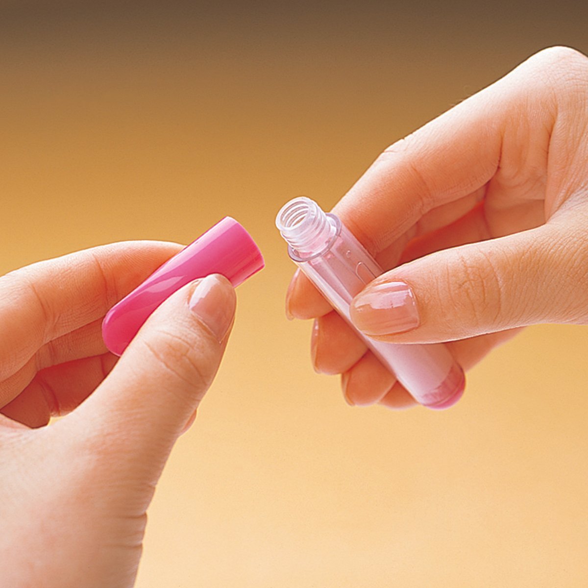 Hands loading the pink Clover Chaco Liner pen style refill into the fabric marker