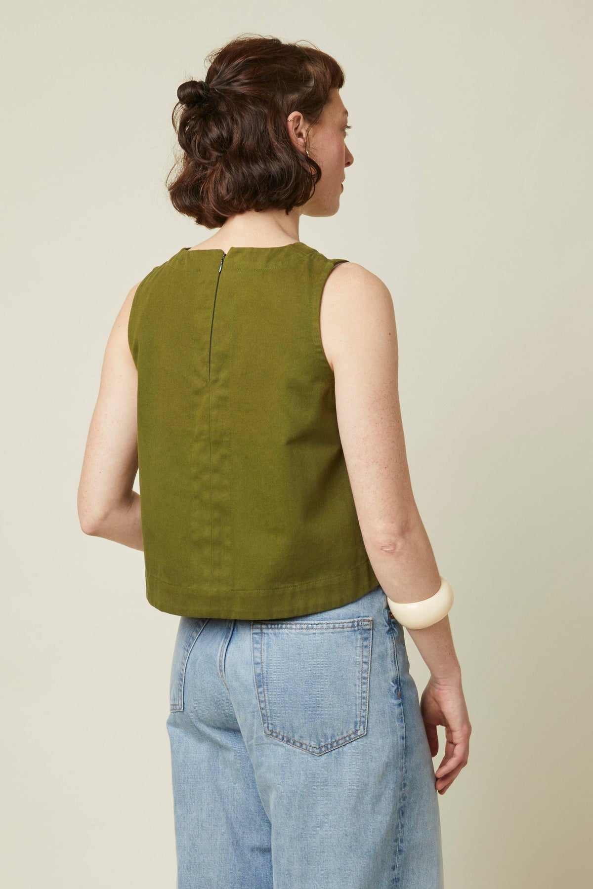 Back view of an olive top sewn from the Atelier Brunette The Top printed sewing pattern