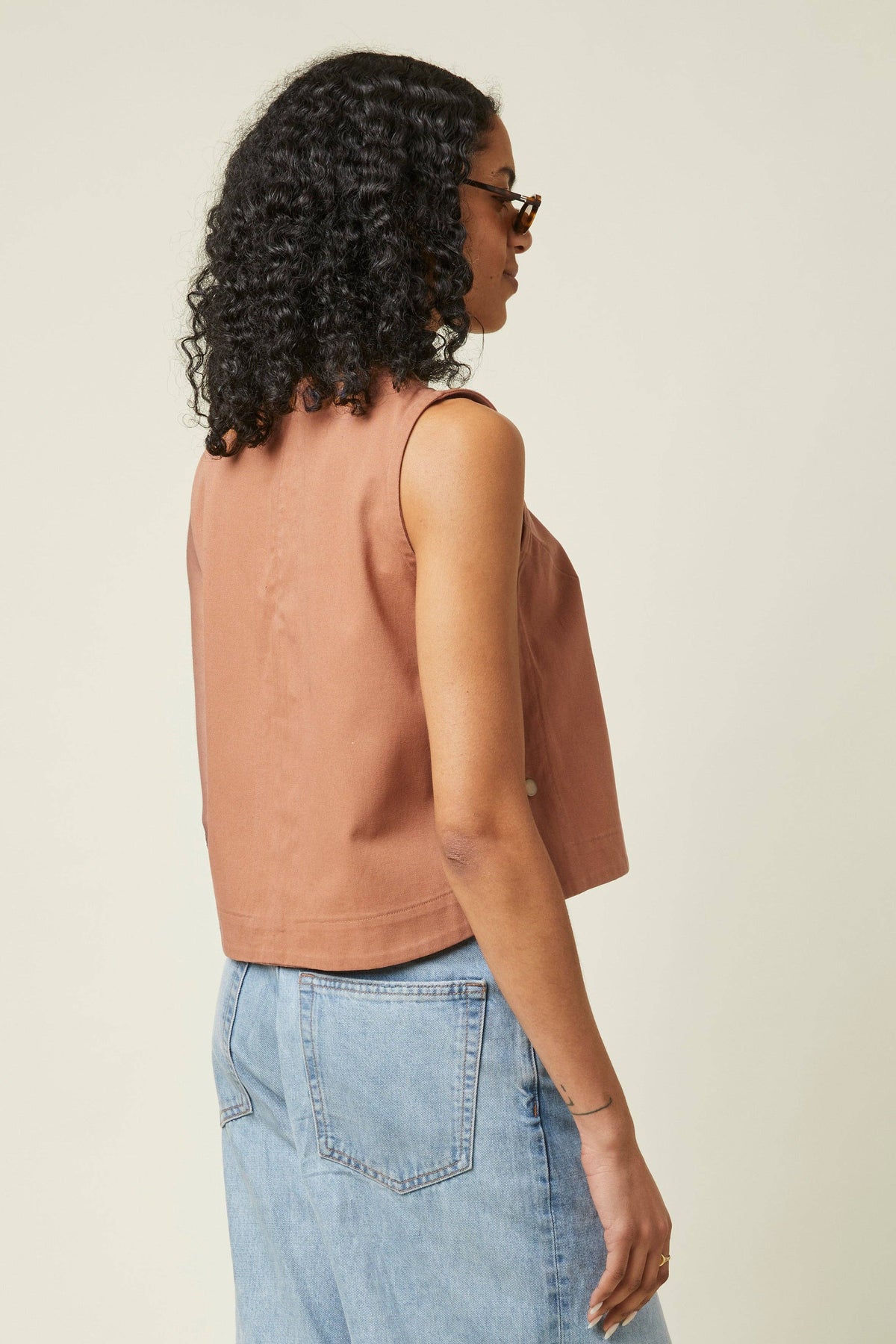 Back view of a terracotta top sewn from the Atelier Brunette The Top printed sewing pattern