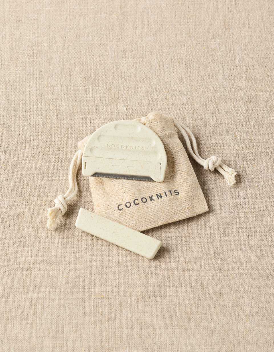 CocoKnits Fuzz Off Comb II with its cotton drawstring pouch