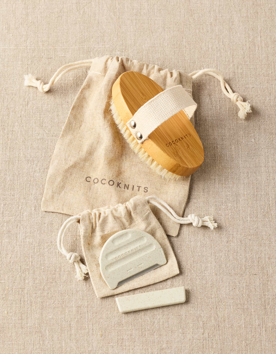 CocoKnits Fuzz Off Comb II and bag, knitwear care tool