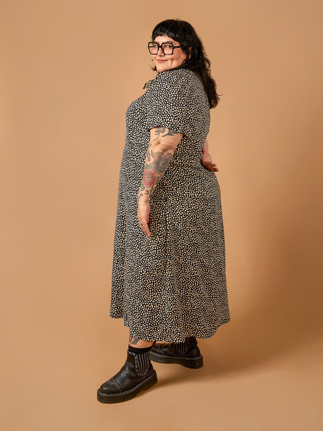 Deer & Doe Eleanor Dress sewing pattern, grey dress with hands in pockets