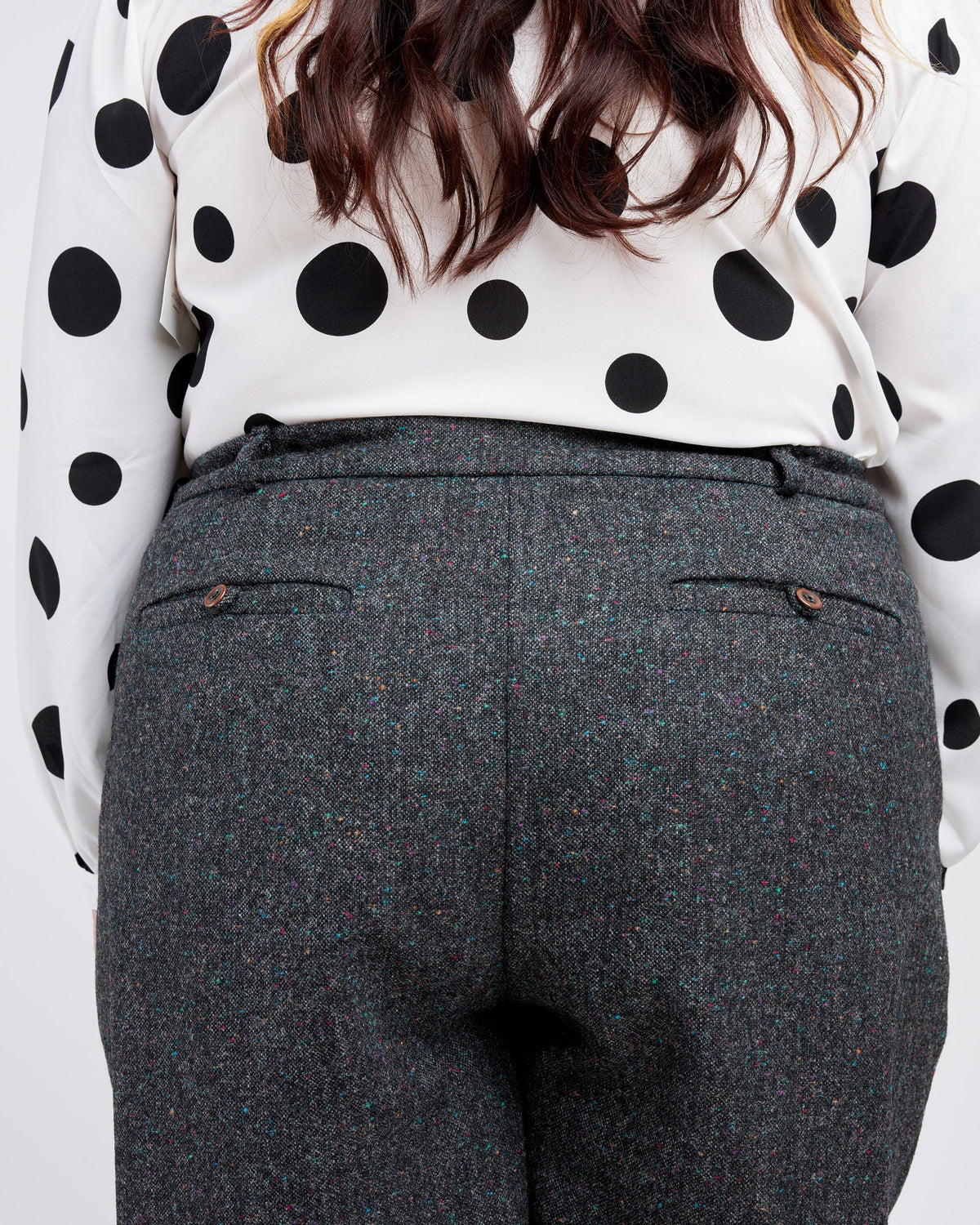 Cashmerette Meriam Trousers PDF sewing pattern, person wearing a polka dot blouse and gray pants, close-up of the pocket