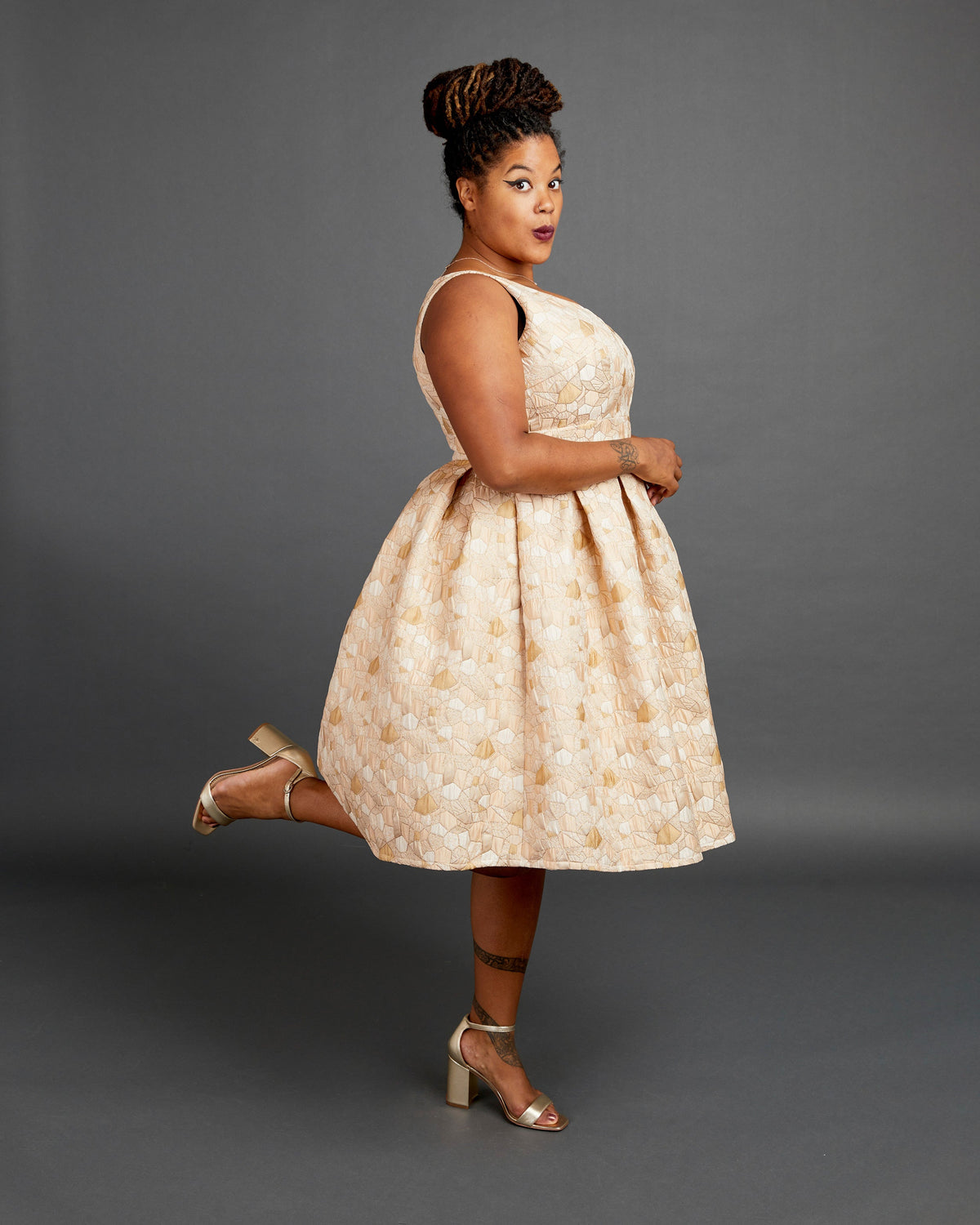Cashmerette Upton Dress and Skirt Plus expansion pack PDF sewing pattern, woman wearing a beige patterned dress, cream skirt front